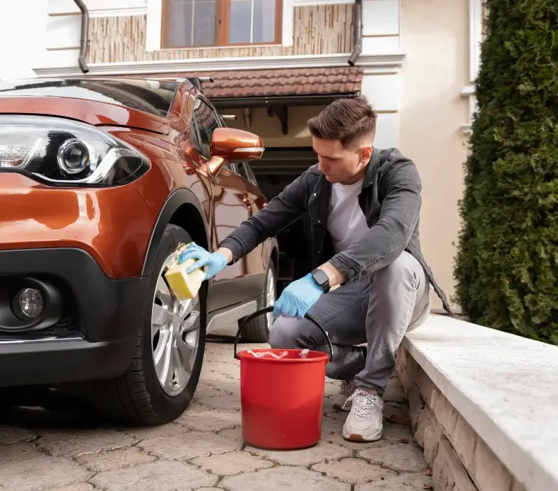 Lavage auto à domicile Gabriac : professionnel intervenant sur un véhicule